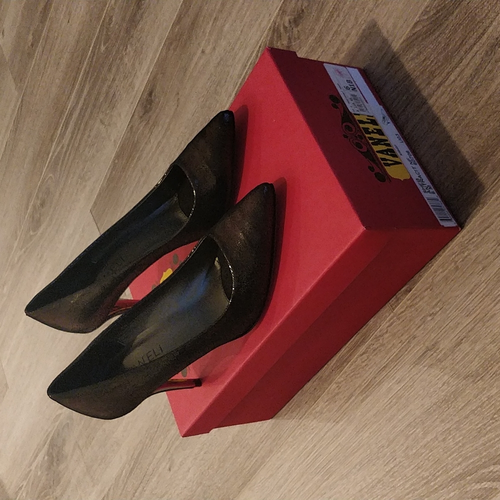 Black pointed toe pumps / heels